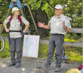 Engagierter Rangerdienst Hallwilersee: Mediensprecherin Barbara Gautschi, zusammen mit Peter Wyss, der die Junior Ranger leiten wird, an einer gemeinsamen Führung im letzten Sommer. (Bilder: zVg.)