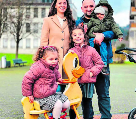 Eine besonders berührende Geschichte: Mona Vetsch besucht die Familie Ramadani mit dem frühgeborenen Trim in Teufenthal. (Bilder: SRF)