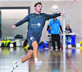 Angreifer Swen Aebersold und seine Teamkollegen des STV Oberentfelden starten am Wochenende in die neue Hallensaison. (Bild: Elias Beck/Swiss Faustball)