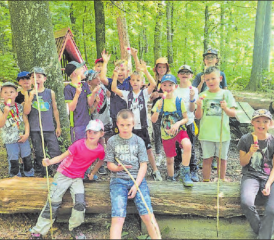 Mit Wasserglace der Hitze getrotzt: Die Kinder der Ferienspässe Homberg und Menziken/Burg lernten viel über den Wald.(Bilder: bs.)