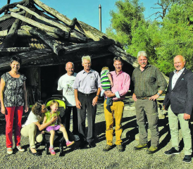Ein grosser Tag für die Biberburg (v.r.): Der Hirschthaler Gemeindeammann, Peter Stadler, Urs Gsell, Daniel, Prinz von Sachsen mit Söhnchen Gero, daneben seine Familie mit Schwiegervater Manfred, Cousin Peter, Sandra, Prinzessin von Sachsen mit Töchterchen Anna Katharina Sophie und Schwiegermutter Ingrid. (Bilder: st.)