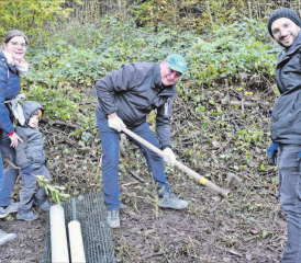 Für drei Enkel Edelkastanie und Lärche gesetzt: Denis Brüning (Bildmitte) weiss, wie Bäume gepflanzt werden, schweisstreibend und mit krummem Rücken. (Bilder: aw.)