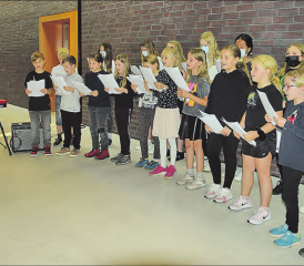 Drei Lieder zur Einstimmung: Der engagierte Kinderchor unter der Leitung von Angela Seibert zeigte dabei sein Können. (Bilder: st.)