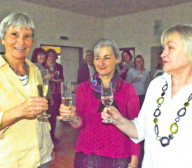 Nach 20 erfolgreichen Morgentreffen-Jahren wollen sie zurücktreten: Marianne Studler, Cinzia Michel und Etelka Rüegger (v.l.) inmitten ihrer langjährigen treuen Zuhörerinnen und Zuhörer. (Bilder: st.)