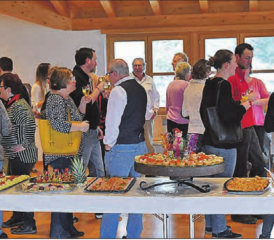 Eine schöne Auswahl an Köstlichem stand bereit: Beim Apéro wurde noch das eine oder andere Gespräch geführt. (Bilder: zVg.)