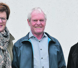 Ablösung an der Spitze der SVP Schöftland: Trudy Müller (l.), und Sylvia Flückiger treten ab, Ruedi Baumann ist der neue Präsident der Ortspartei. (Bild: zVg.)