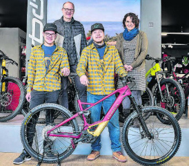 Kompetente Beratung bei Steiger Velo + Sportshop in Menziken: Marcel und Käthy Steiger (hinten), vorne links Sohn Fabio Steiger und Mechaniker Roberto Weber. (Bilder: zVg.)