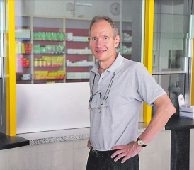 Medikamente statt Briefmarken − im alten Postgebäude in Reinach ist Leben zurückgekehrt. Inhaber und Apotheker Franz Kesselring schaut zuversichtlich in die Zukunft und möchte spätestens in einem Jahr wieder am alten Standort arbeiten können. (Bilder: rc.)