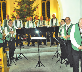 Eine Truppe mit Bühnenerfahrung: Der Dirigent bedankte sich mit einer Verbeugung beim zahlreich erschienenen Publikum. (Bild: Frieda Steffen)