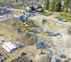 Brech- und Siebanlage zur Materialaufbereitung im Einsatz. (Bild: zVg.)