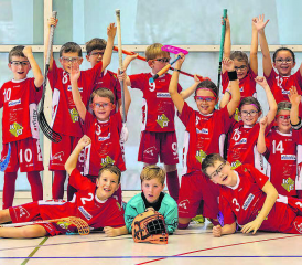 Die Freude ist riesengross: Die E-Juniorinnen und Junioren zeigten im Dress von Lok Reinach eine tolle Leistung. (Bild: zVg.)