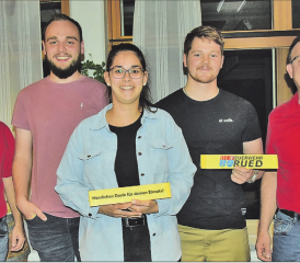 Die Beförderten: Umringt von Dominic Matter (li.) und Roger Hofmann (re.) nahmen Stefan Hofmann, Milena Dätwyler und Lucas Borghi die Ehrung entgegen. (Bilder: Frieda Steffen)