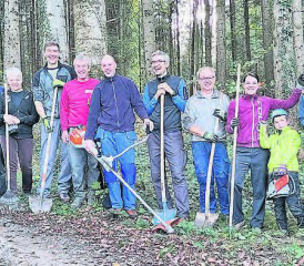 Helferinnen und Helfer beim Spatenstich im Wald: In Beromünster entsteht der erste Biker-Trail. (Bild: zVg.)