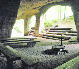 Lebensgefahr: Aufgrund von herabfallenden Sandsteinen ist die beliebte Säulengrotte in Schöftland weiterhin gesperrt. (Bild: zVg.)