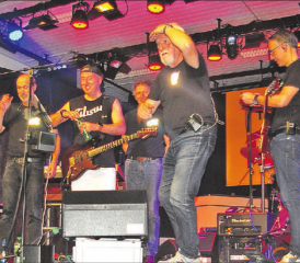 Sie verjüngen das Publikum: Iain Hart (Gitarre und Vocal), Max Hurter, (Drums), Dubi Dubach (Bass) Nik Locher (Gitarre) und Beat Birrer (Keyboard). (Bild: Heidi Härri)