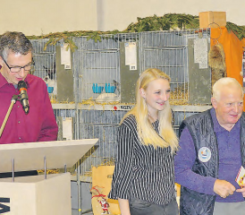 Rangverlesen: Ruedi Hofmann (li.) wird assistiert von seiner Tochter Linda. Ehrenpräsident Peter Hintermann (re.) erreichte als erfahrener Züchter einen Podestplatz. (Bilder: moha.)