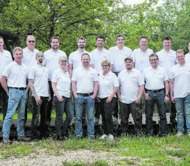 Voller Energie für Photovoltaik und Wärmepumpen: Das Team der eco energie a plus ag in Hirschthal. (Bild zVg )
