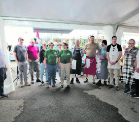 Auf der Burg ging es traditionell zu und her: Res Mäder bedankte sich für das vorzügliche Engagement der Küchen-Crew und bei den Mitgliedern beider Musikgesellschaften. (Bilder: rc.)