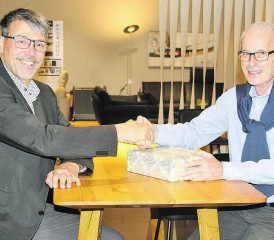 Hans Zumstein (rechts), Mit-Inhaber der Möbel Hunziker AG, gratuliert seinem Wohnberater Jean-Marc Leuenberger zum Jubiläum und zum Geburtstag. (Bild: rms)