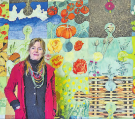 Künstlerin Christa Hunziker vor dem Werk: Das grossformatige Puzzle «Zämesetzi» ist ein Spiegel der Natur. (Bild: aw.)