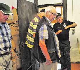 Augenschein beim Wasserrad: Rudolf Sandmeier erklärt den Besuchern die Antriebstechnik. (Bilder: msu.)