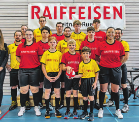 Der Velo-Club Schöftland präsentiert stolz seine beiden neuen Vereinsdresses in den Varianten rot und gelb. Mit im Bild: Anja Hürzeler, Marketingverantwortliche der Raiffeisenbank Reitnau-Rued. (Bild: zVg.)