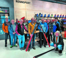 Die Männerriege Unterkulm während ihres Besuches in der Firma Stöckli. (Bild: zVg.)