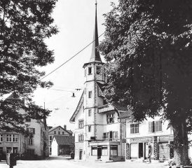 Lebt in der Erinnerung vieler Reinacher weiter: Der Vordere und der Hintere Schneggen in Reinach um 1905. Bis in die sechziger und siebziger Jahre zwei klassische Arbeiterbeizen.Vor allem im Hinteren Schneggen, bei Familie Haller, trafen sich die Büezer nach Feierabend gerne noch zu einem Bier. Links die Alte Mühle und ganz klein die damalige W.T.B-Haltestelle Lindenplatz. (Bild: Archiv Historische Vereinigung)