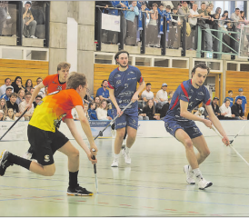 Lok Reinach – hier mit Benjamin Reidy (links) und Jamie Doyle – konnte beim entscheidenden 5. Playoff-Fight auf lautstarke Unterstützung von den Rängen zählen. (Bild: Roland Jaus)