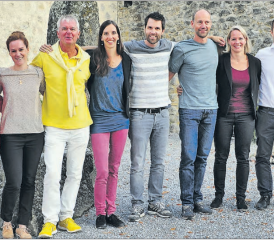 Startschuss zum Freilichttheater Seetal im Schlosshof Hallwyl (von links) Peter Voellmy (Berater), Laura Bendixen (Homepage), Jürgen Sahli (Medienfachmann), Anne-Käthi Kremer (Moderatorin Tele M1, Sekretariat), OK-Präsident Andi Fey, Martin Sandmeier, Andrea Barth (Sekretariat) und David Fischer (Finanzen). (Bild: msu.)