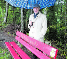 Schriftsteller Klaus Merz mit «seinem» Bänkli. (Bilder: rms)