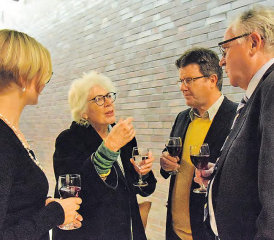 Auch beim Apéro herrscht gesellige Harmonie: Auf diese Möglichkeit der Begegnung will man in Hirschthal keinesfalls verzichten. (Bild: st.)