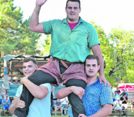 Zum zweiten Mal nach 2021 triumphierte auf dem Homberg Joel Strebel. Der «Eidgenosse» besiegte im Schlussgang Andreas Döbeli (unten rechts).