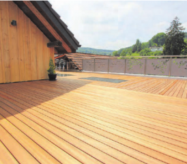 R. Steiner AG, Oberkulm: Ein neues Terrassendeck aus Holz bietet viel fürs Auge. (Bilder: zVg.)