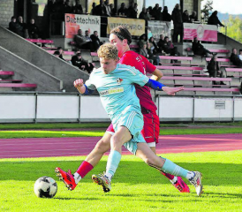 Der Schöftler Ben Jäggi, hier im Zweikampf mit Zofingens Loris Aversa, musste nach nur 40 Minuten mit Gelb-Rot vom Platz. (Bild: Otto Lüscher)