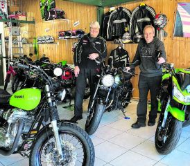 Vier Jahrzehnte für alles auf zwei Rädern: Stefan Heher (links) und Roli Schüpfer im Ausstellungsraum ihres Geschäfts H&S Motos in Rickenbach, das sie nun in neue Hände übergeben wollen. (Bilder: uke / zVg.)