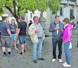 Der Schlosshof füllte sich nach und nach: Die Neuzuzüger lauschten den Ausführungen. (Bilder: aw.)