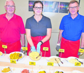 Platzierten sich hinter der Beilagenauswahl: Mitorganisator Bernhard Aeschbach, Buffetverantwortliche Denise Essig und Co-Präsident Paul Hufschmid. (Bild: aw.)