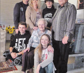 Die «Grossfamilie gratuliert»: h.v.l.:Schwiegersohn Robertus Hilgers,Tochter Walburga Hilgers-Waller, Enkel Jean-Daniel, Ehemann Hans Waller; v.v.l.: Enkel Rubinho, Geburtstagsjubilarin Walburga Waller-Lütolf, Enkelin Géraldine. (Bild: zVg.)