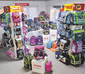 Sie begleiten den Nachwuchs auf dem Schulweg: In Beromünster ist eine grosse Auswahl an Schultheken und Rucksäcken zu finden. (Bild: zVg.)