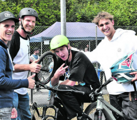 Von den Profis eingeweiht: Bevor der Pumptrack für die Kinder freigegeben wurde, testeten mit Manuel Herrmann, Thomas Schumann, Jerome Hollinger und Serafin Dettwiler (v.l.n.r.) die Profis die Bahn. (Bilder: hg.)