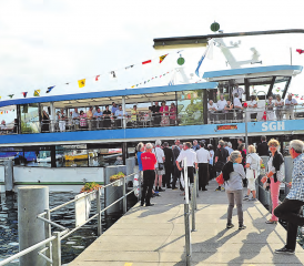 Grosser «Bahnhof» für die MS Delphin am Schiffsteg im Heimathafen Meisterschwanden. Ein neues Erscheinungsbild auf dem Hallwilersee, das durch einen eleganten Bogen akzentuiert wird. (Bilder: msu.)