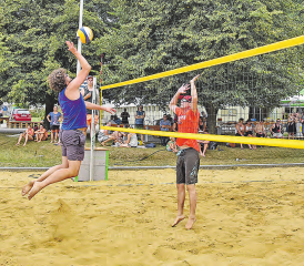 Angriffe am Netz geblockt: Robert Krauss (Beach Buddies) versucht zu punkten, Andreas Schenk vom Finalistenteam Fanta 4 den Ball abzuwehren. (Bilder: aw.)