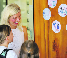 Eine freundliche Begrüssung am ersten Schultag nach den Sommerferien: Lavinia Olariu begrüsst ihre Fünftklässler und lässt sich zeigen, mit welcher Geste sie begrüsst werden möchten. (Bilder: rc.)