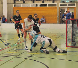 Die Stürmerin Milva Lüscher (Bildmitte) traf zwei Mal. (Bild: Roland Jaus)