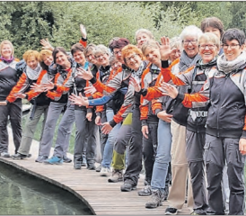 Ausgerüstet mit Schirm und Regenbekleidung: Der Frauenturnverein Oberkulm bei ihrem Ausflug zum «Little Swiss Canyon». (Bild: zVg.)