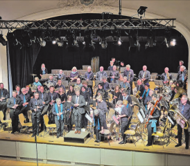 Das Harmonieblasorchester Musixmax begeisterte das Publikum nicht nur mit seinem musikalischen Können, sondern überzeugte auch mit reichlich Humor und Kreativität. (Bild: jaf.)