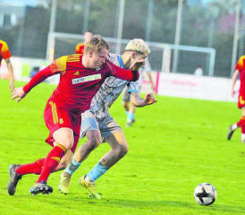 Mit Händen und Füssen gegen die Niederlage gewehrt: Matej Féher vom SC Schöftland (links) im Laufduell mit Windischs Alija Hadziarapovi. (Bild: Otto Lüscher)