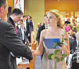 50 Maturanden haben es geschafft und konnten an der Maturafeier ihre Zeugnisse entgegen nehmen, im Bild Viktoria Balzer aus Beromünster. (Bilder: hg.)