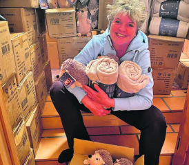 Wie viele Igel kommen noch dazu? Helen Dietsche inmitten von Schachteln mit Decken und Plüsch-Igeln, die sie zu Hause in Gontenschwil lagert. (Bild: zVg.)